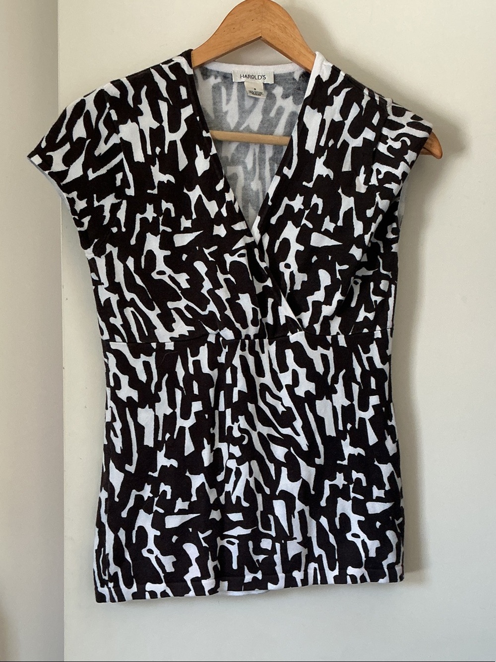 Harold's Brown & White V-Neck Patterned knitted Top